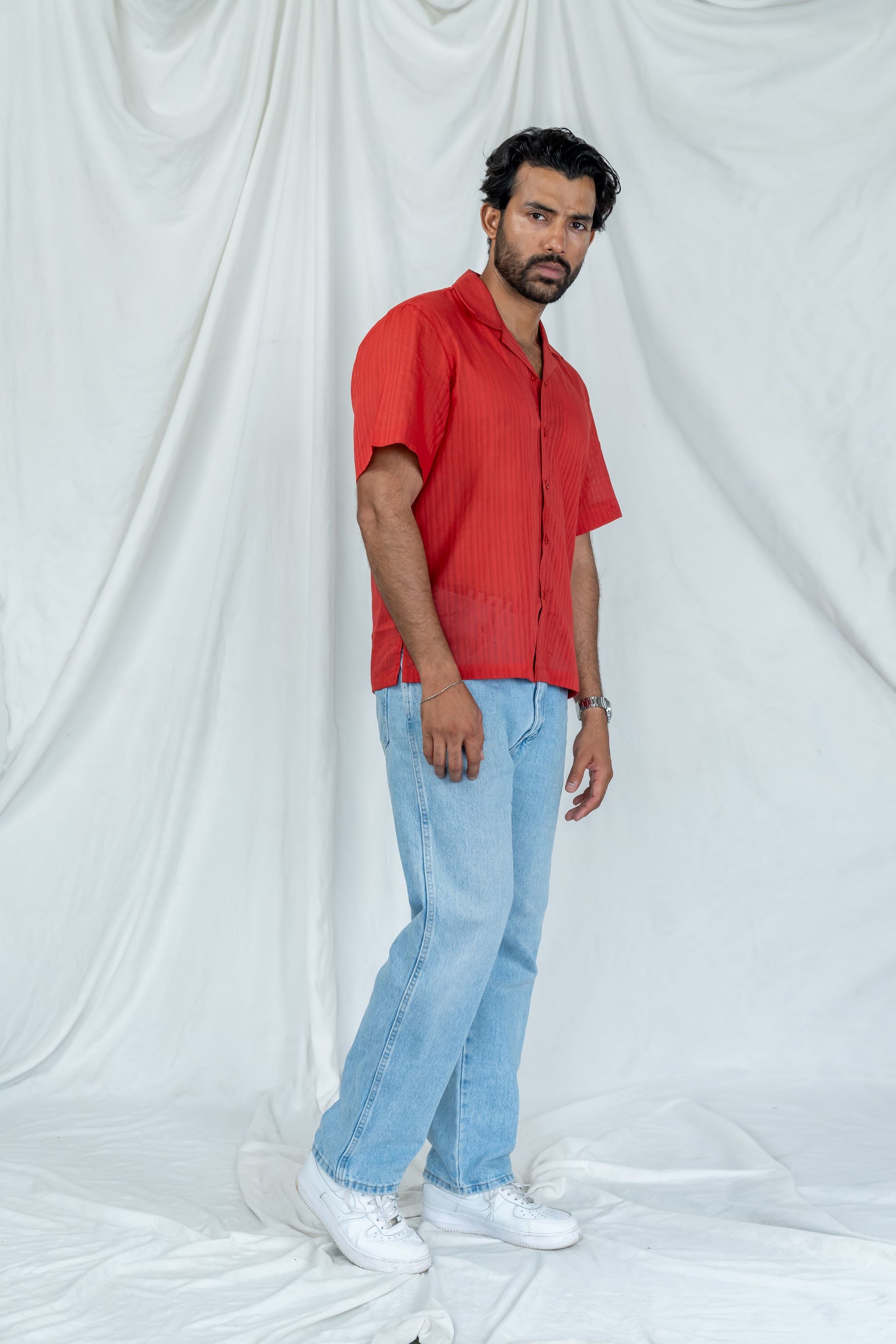 Light blue jeans with red shirt best sale